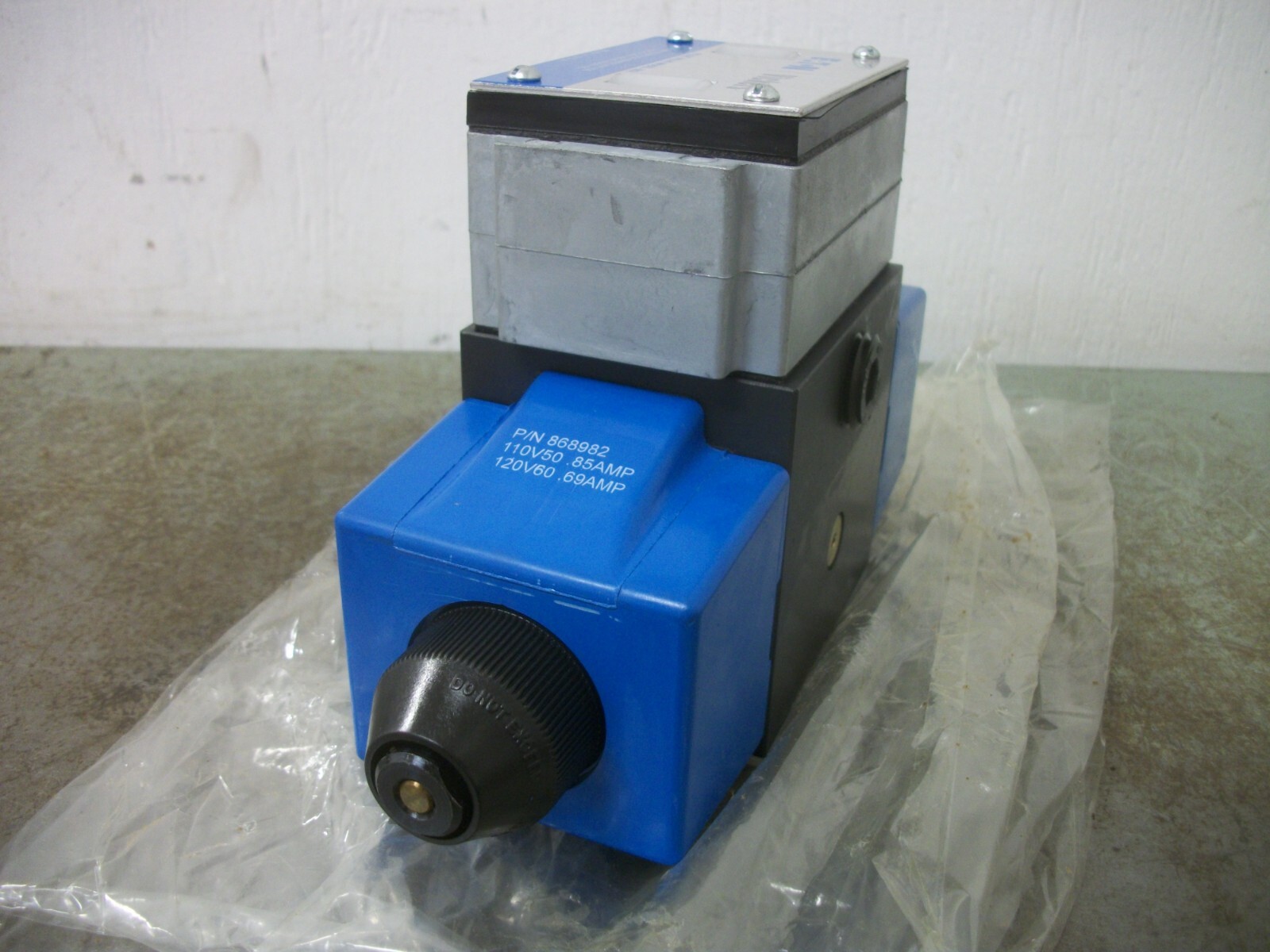VICKERS TWO-STAGE PILOG VALVE DG4S4LW-016C-B-60 120VCOIL .69AMP NOB