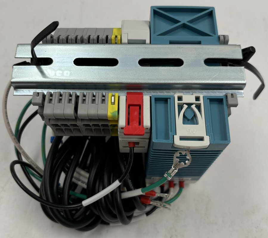 ADVANTECH UNO-2271G V2 & SIEMENS MT0050L & MEAN WELL MDR-40-24 32XR-N-ENC-N-001