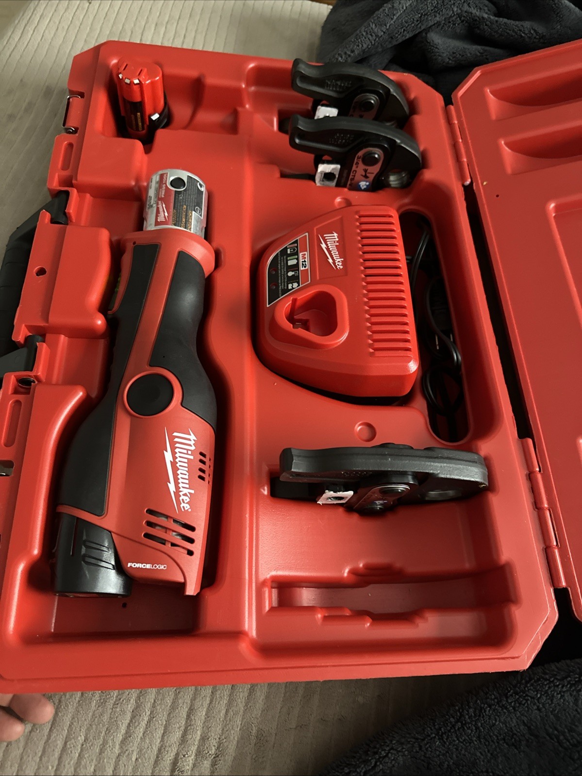Milwaukee M12 FORCE LOGIC Press Tool Kit W/ 3 Jaws 1/2″ – 1″