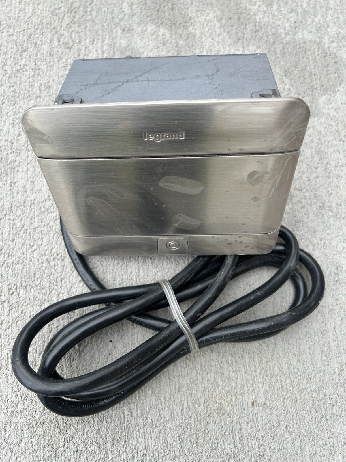 Legrand Wiremold DQFP15UST DeQuorum 15A Pop Up Table Box USB Charging