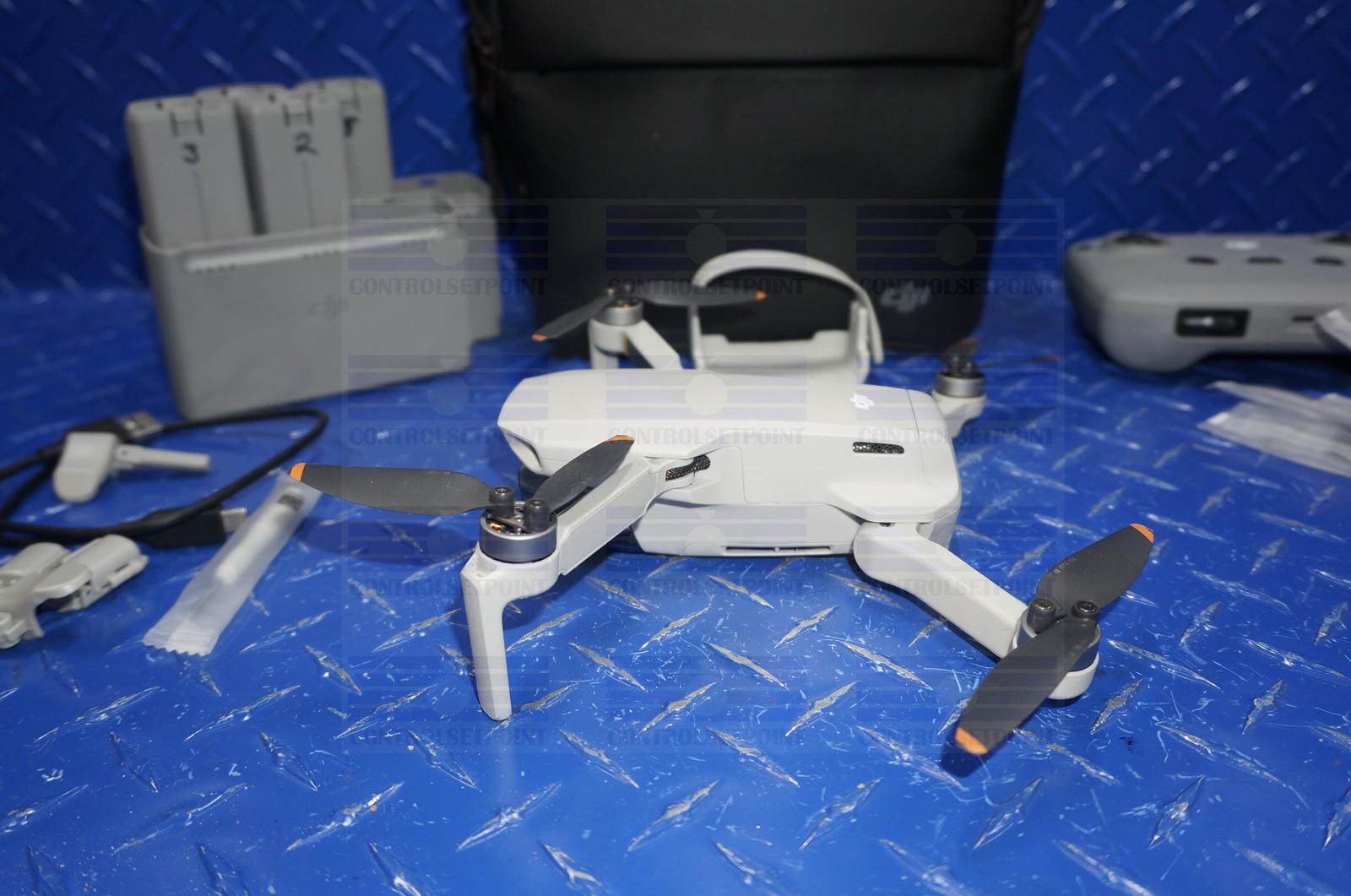 DJI MINI 2 FLY COMBO 2 W/ 5 BATTERIES! EXCELLENT MINT CONDITION! NO TARIFFS USA!