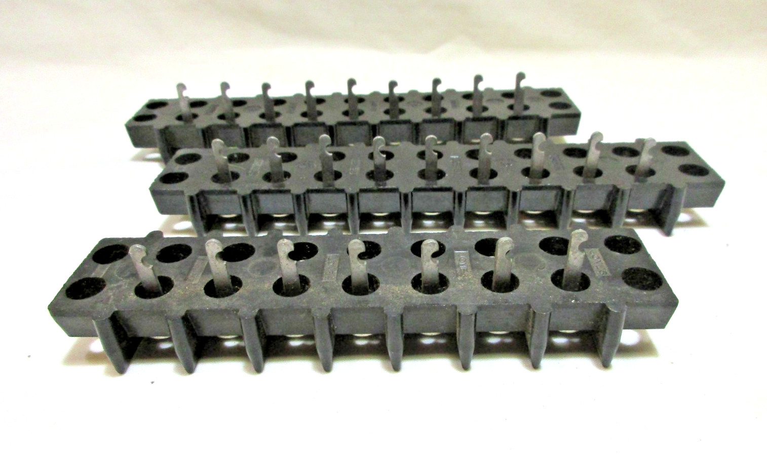 JONES Screw Terminal Blocks, «Y» Clips, 9 or 7 Poles, 9/16″ Centers, Fanning ..