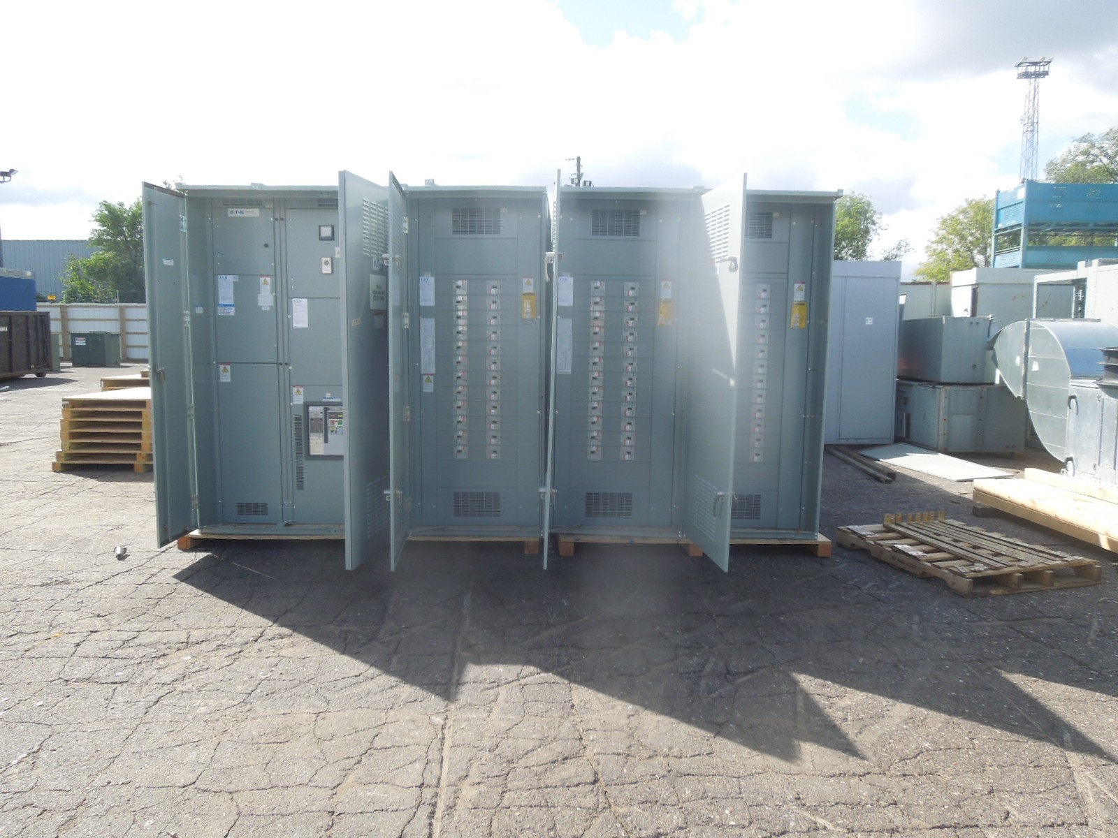 Eaton 4000A 3ph 415/240V Main Breaker Switchboard w/ 48- HFD3080 Breakers 3R