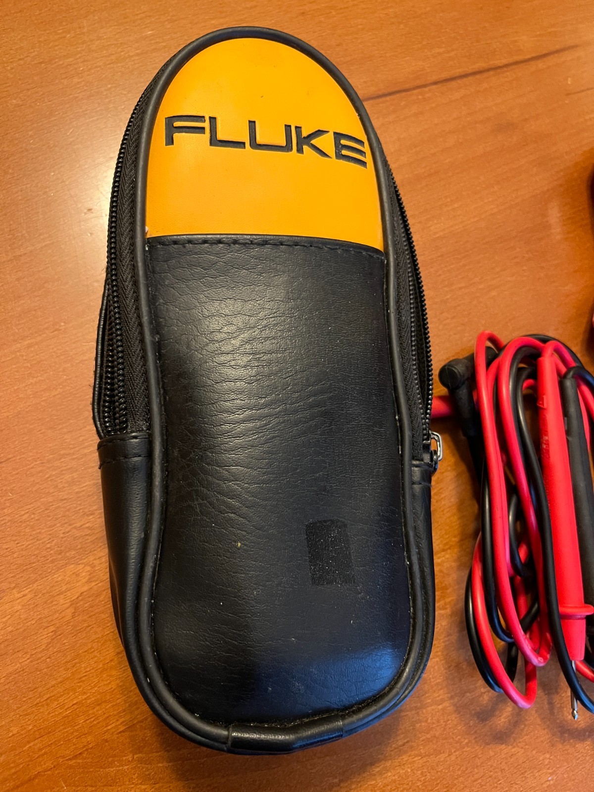 Fluke 323 True RMS Clamp Meter With Leads and Bag