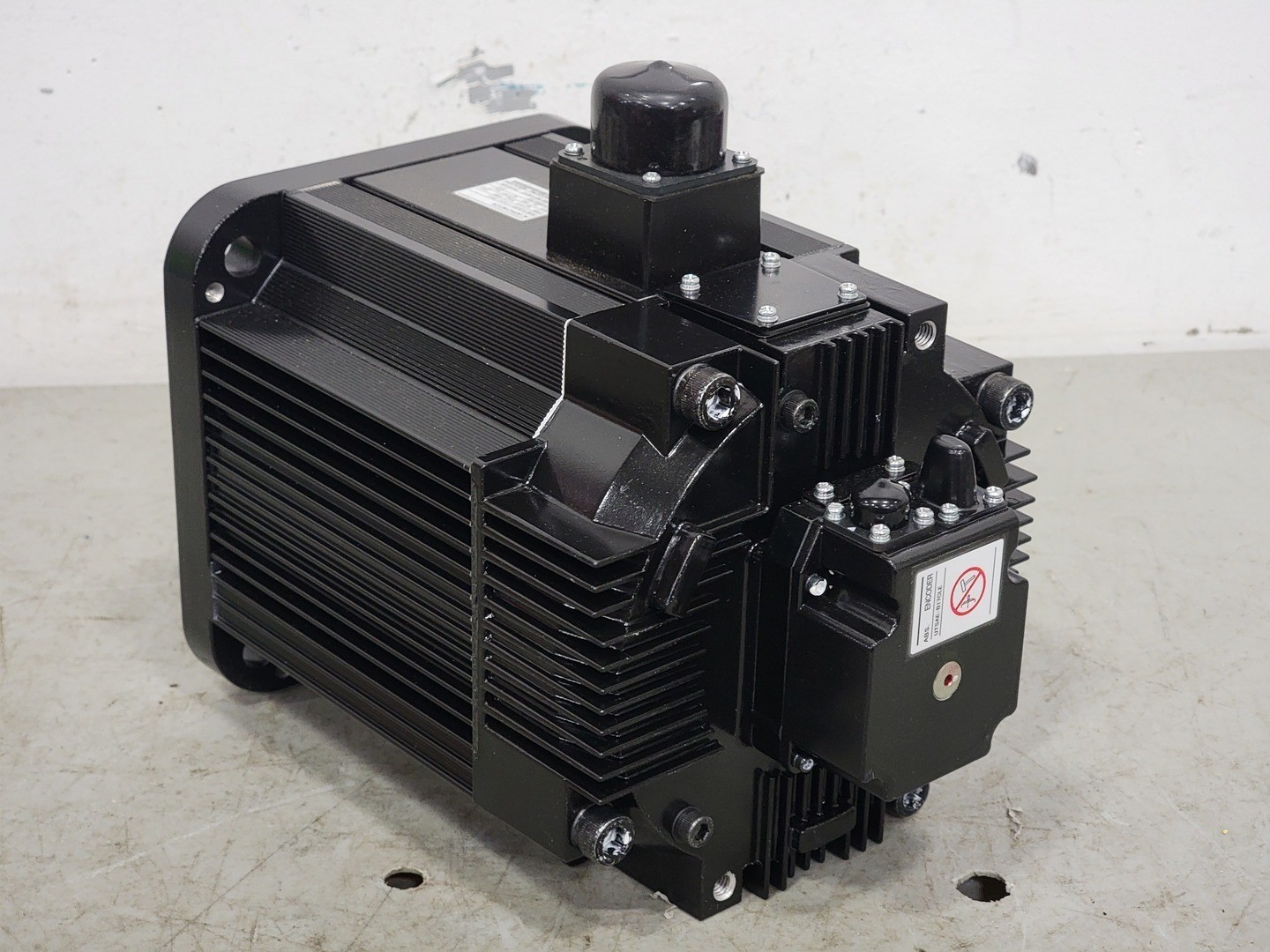 SURPLUS NEW Yaskawa SGMRS-37A2A-YR13 3700W AC Servo Motor – Electrical