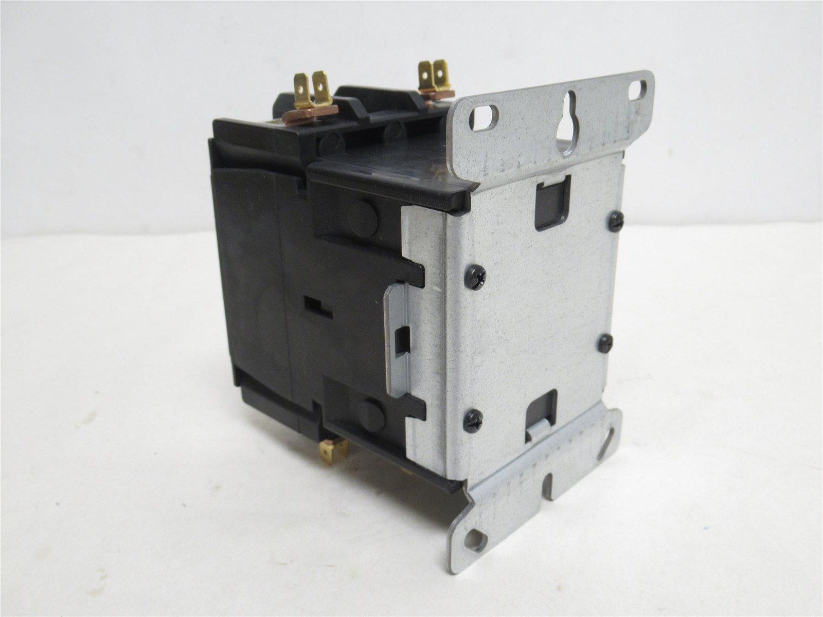 239857 New In Box; Eaton C25GNF290H Contactor; 90A; 2P; 600VAC; Coil: 277VAC