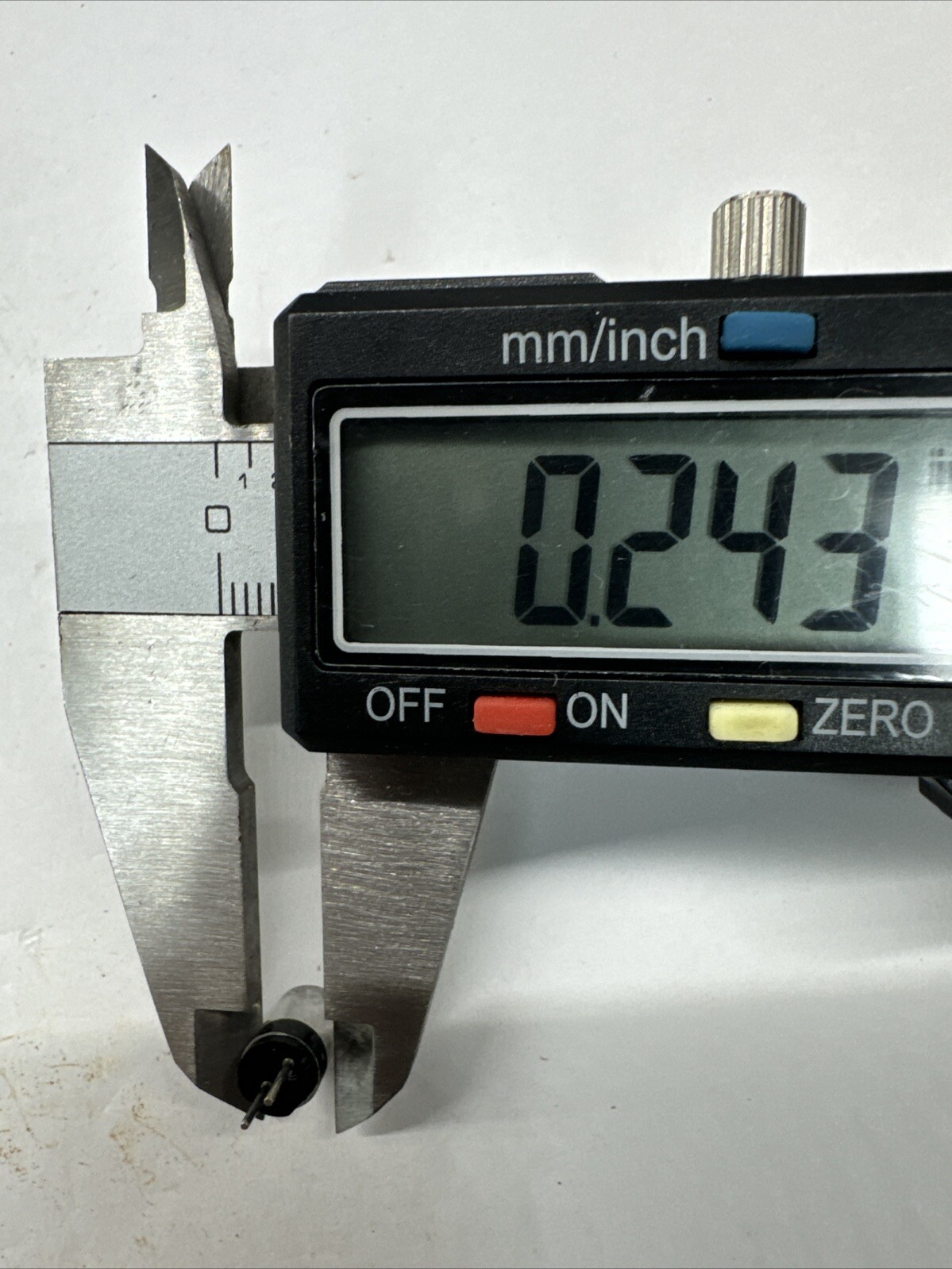 125V 4A 4 Amp Plug In Fuse LF 0273004.H Micro Through Hole Very Fast Acting