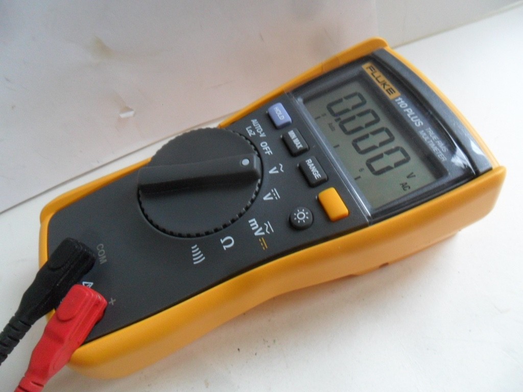 Super Clean Fluke 110 Plus TRMS Handheld Meter w/ Leads Multimeter Works