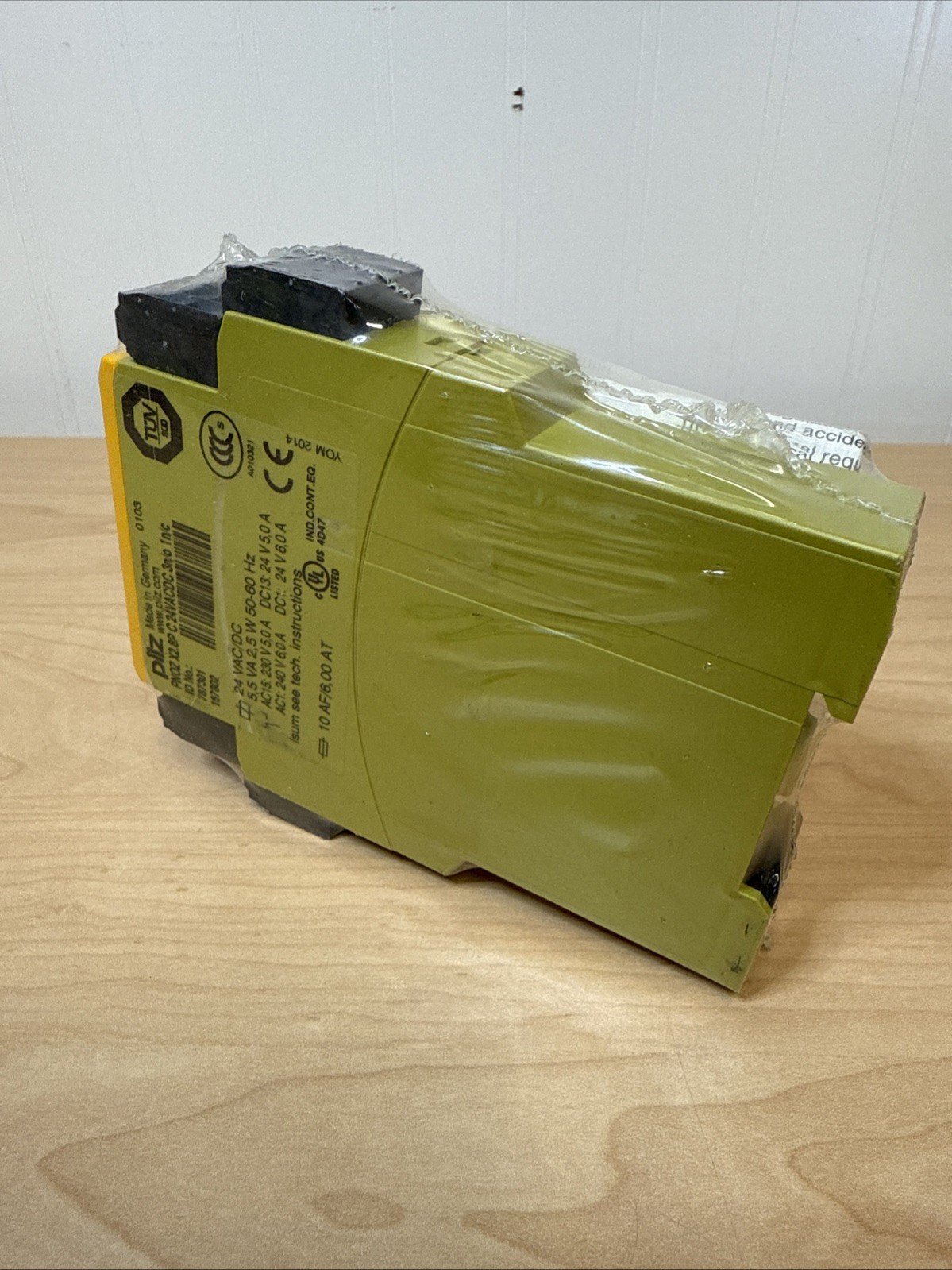 NEW! PILZ 787301 PNOZ X2.8P C Safety Relay