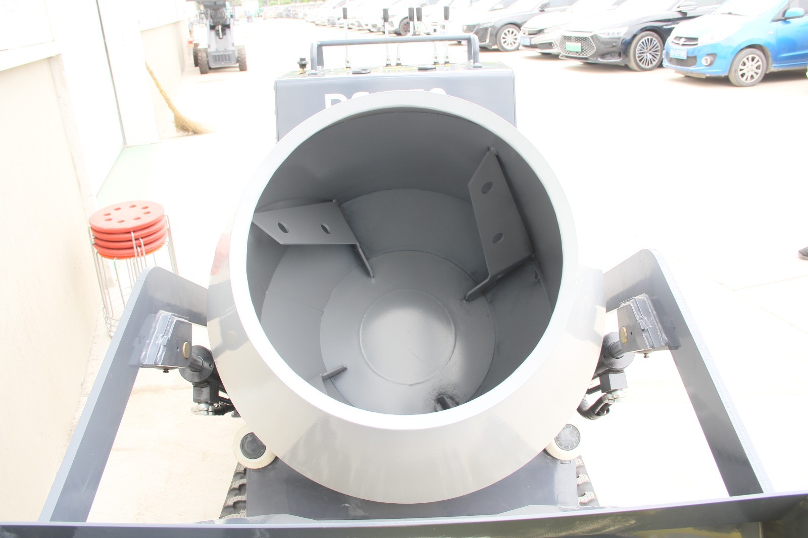 Driven Crawler Type Drum Concrete Mixer Dumper Self Loading Concrete 13.5HP