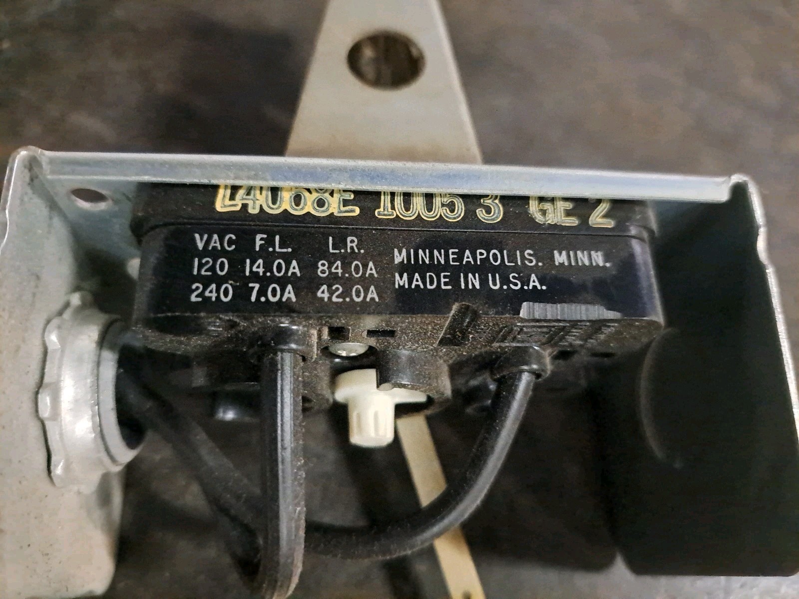 L4068E1005 Honeywell Fan Control, 80° To 120° Adjustable Range Auto or Manual