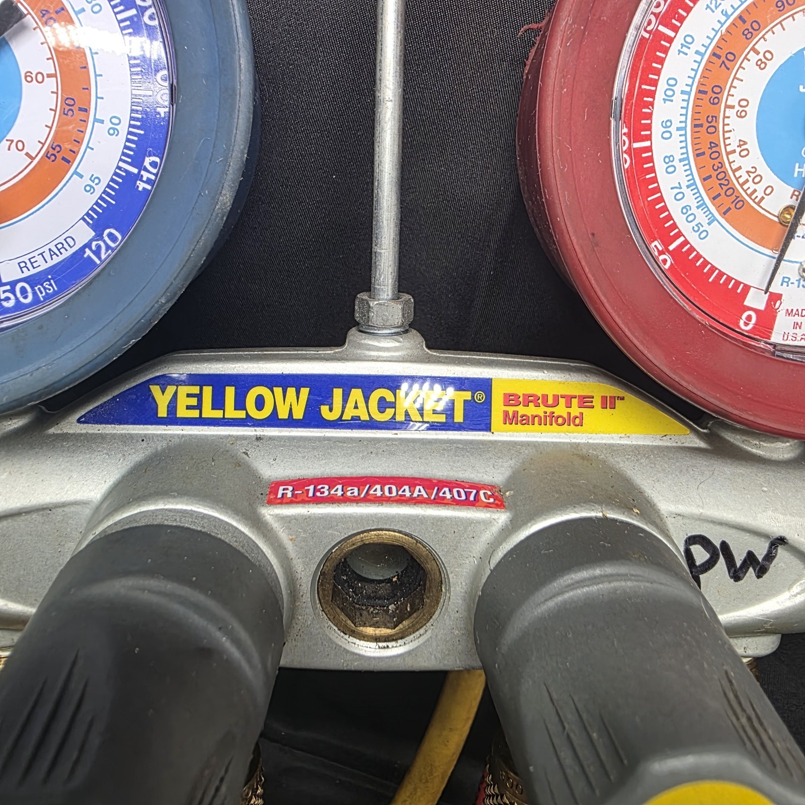 Yellow Jacket Brute II HVAC Manifold Gauge Set R134a R404A R407C w/ Hoses USA