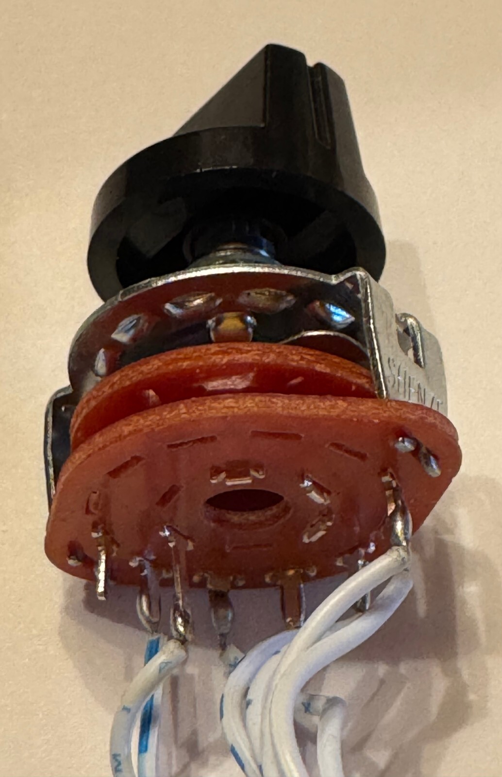 (1P6T) 1 Pole 6 Position Selectable Rotary Switch, with control knob included.