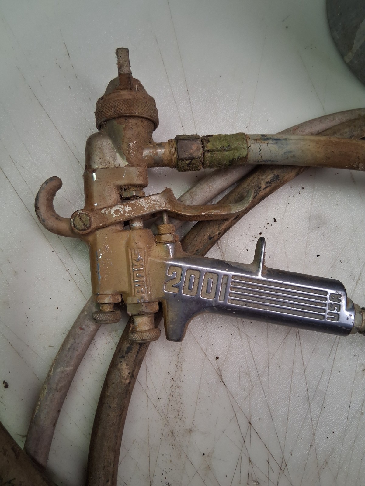 BINKS SG2 PRESSURE POT SPRAYER 2 QUART 80-350 WITH BINKS 2001 SPRAYER AND HOSES