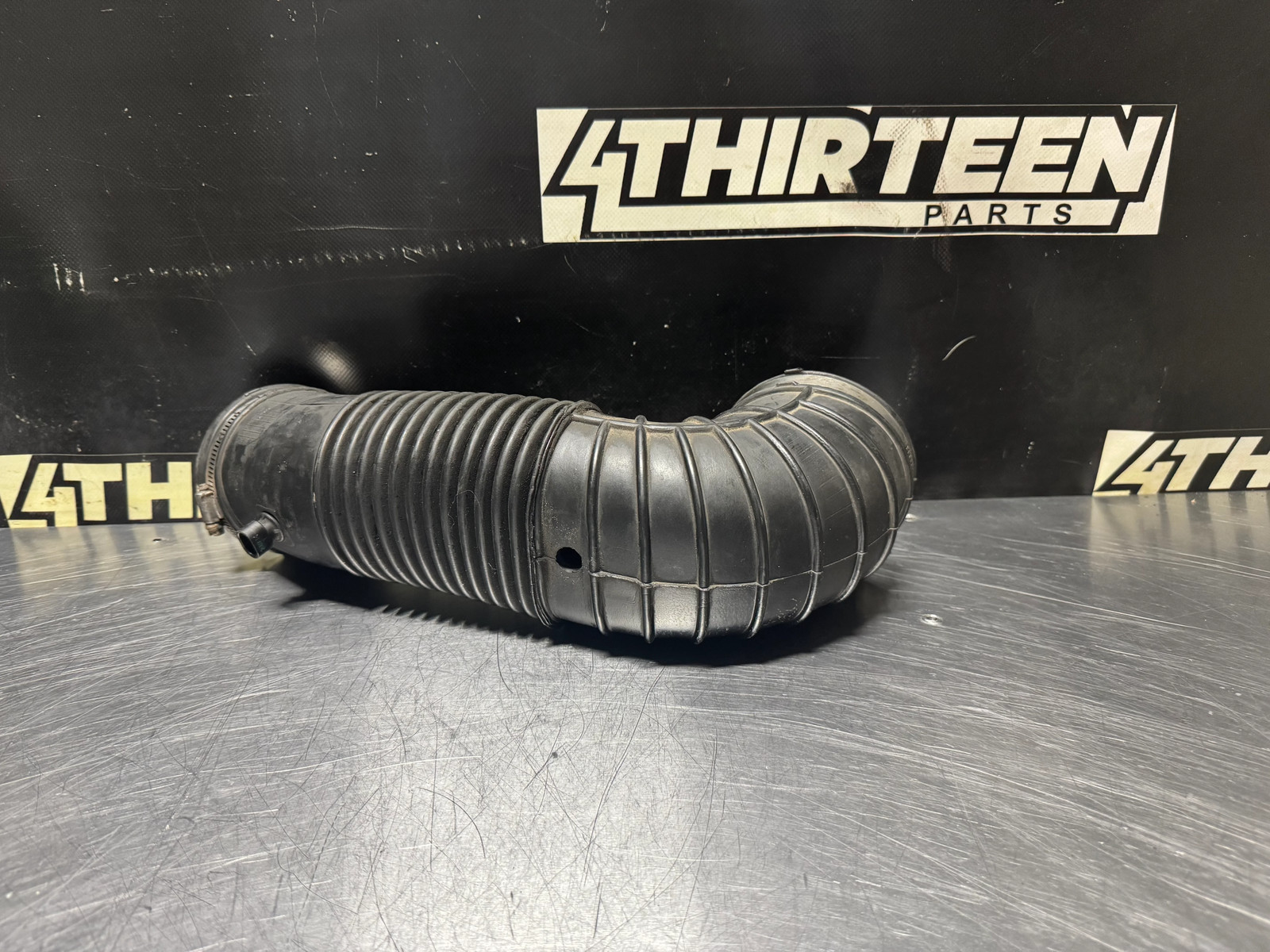 04 PONTIAC GTO AIR INTAKE RUBBER HOSE INTLET OEM #N461