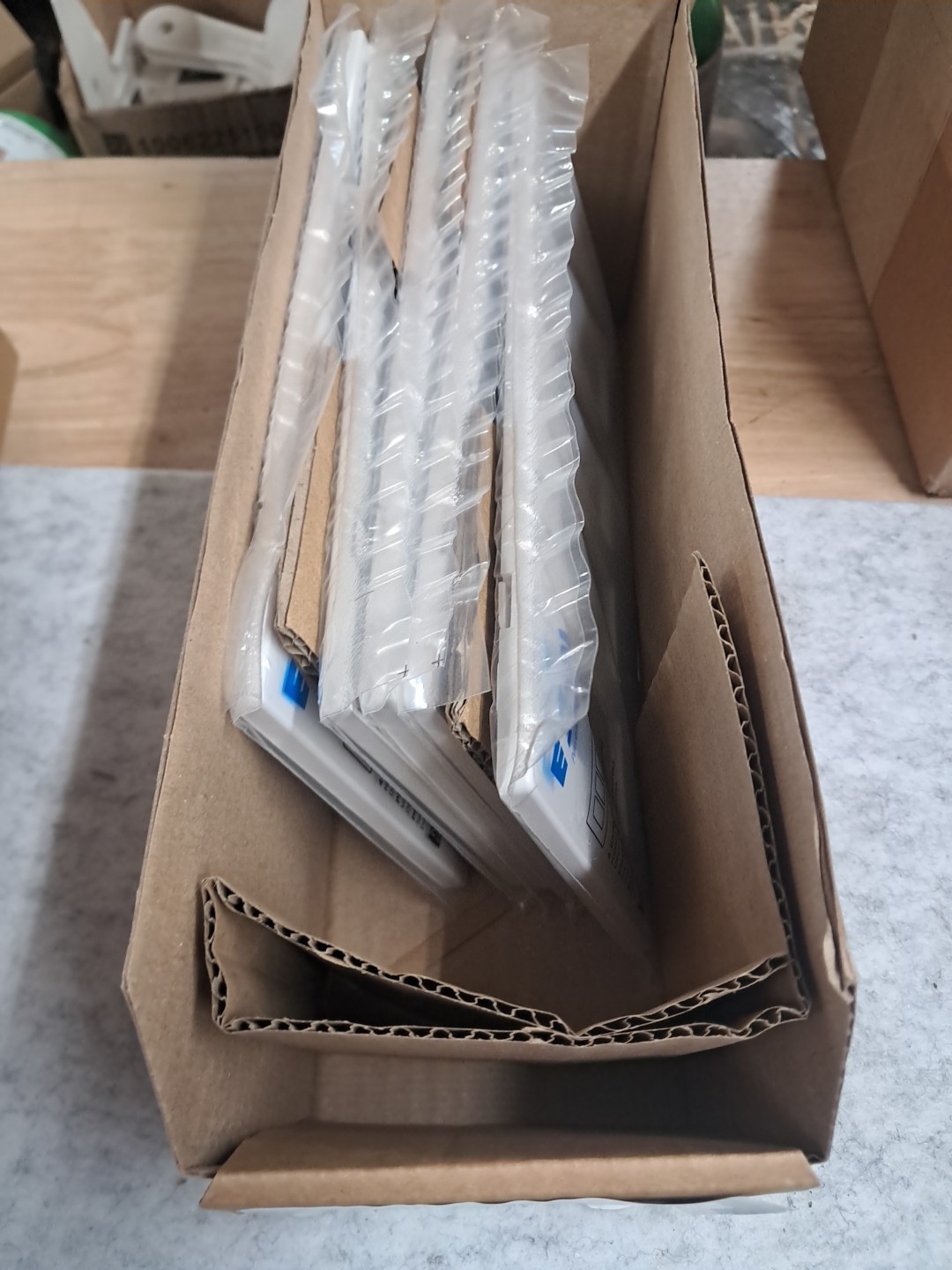NEW Lot of 5 EATON PJS264W Decorator Screwless Wallplate, 4-Gang, White, Plastic