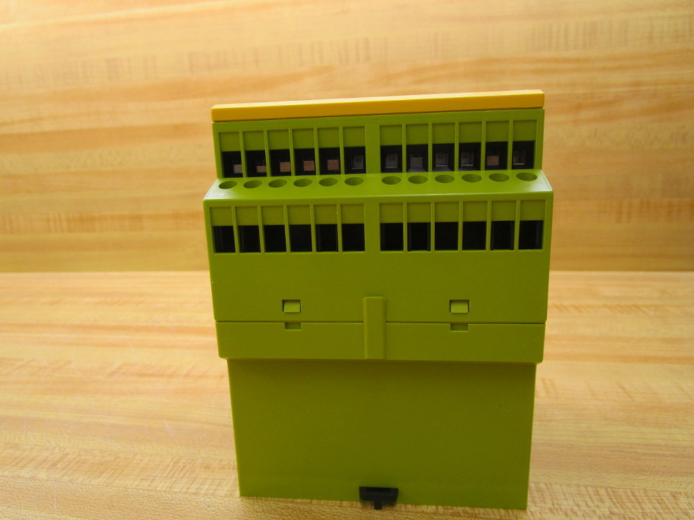 Pilz PNOZ-11 24VAC 24 VDC 7n/o 1n/c Relay 774080 (Pack of 3)