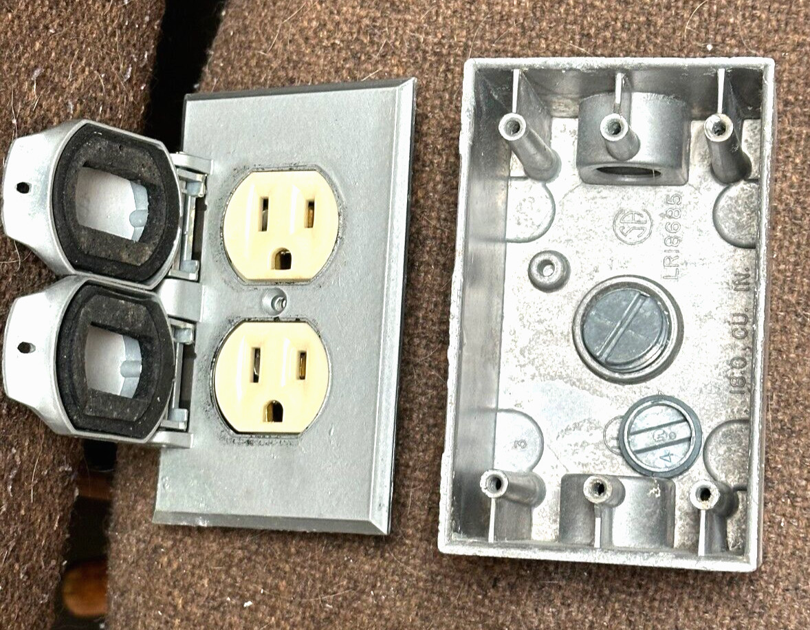 2.75 x 4.5 x 2 OUTDOOR Weatherproof Receptacle T BOX Aluminum & Cover T11 WR81C