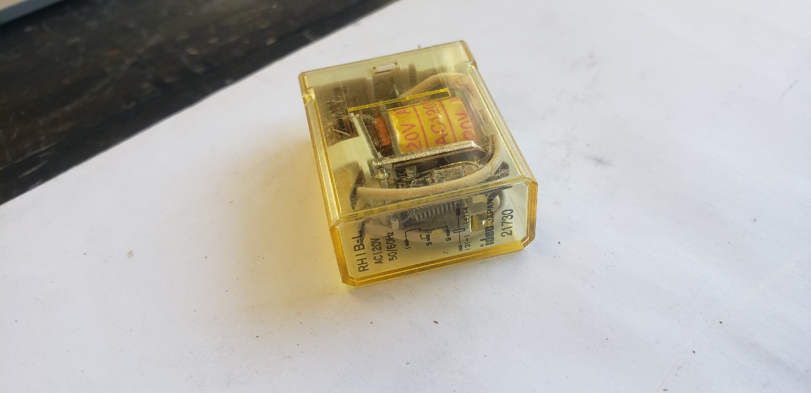NEW LOT OF 2 IDEC RHIB-L RELAY 120V ( B1-2D)