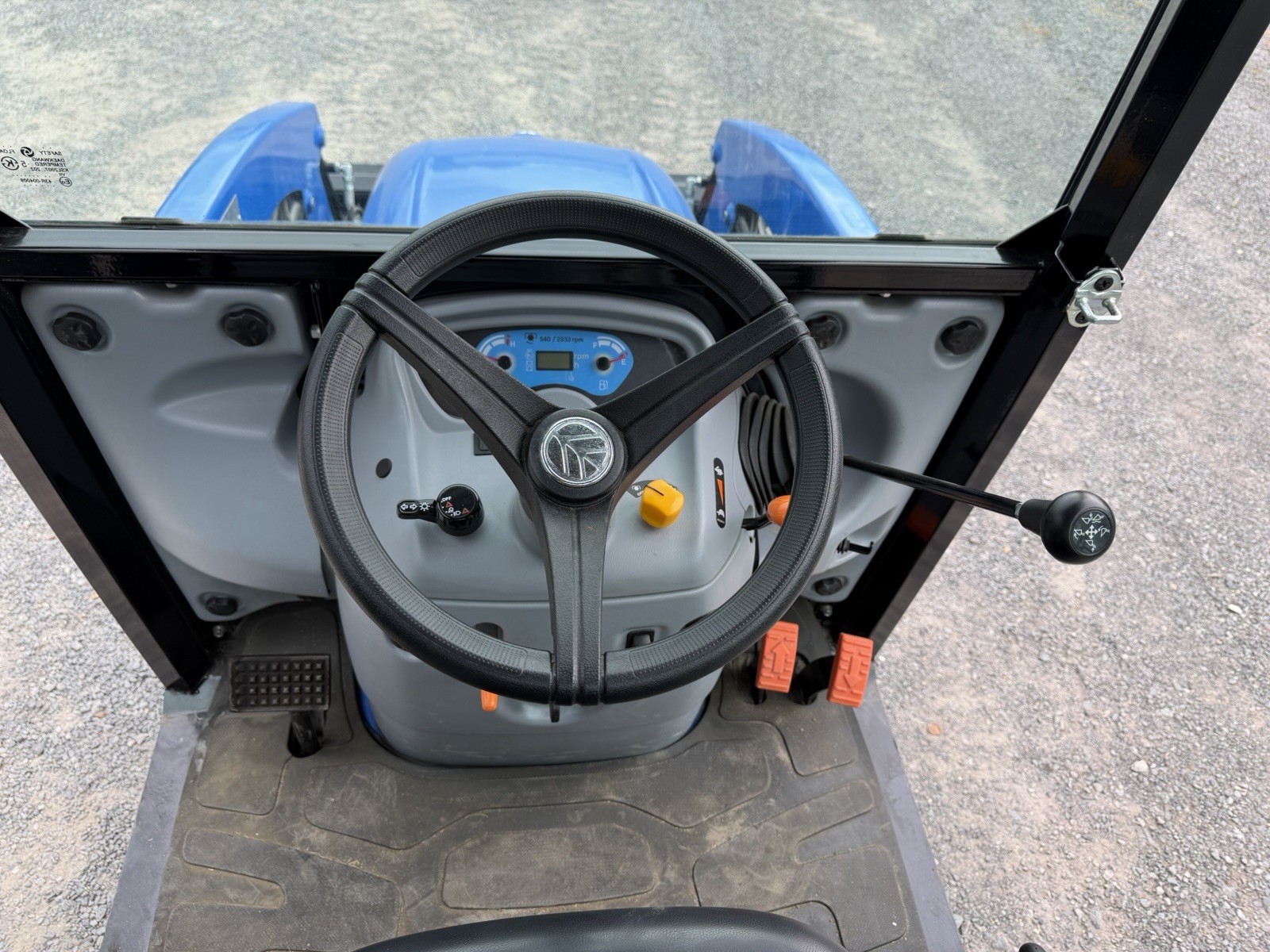 UNUSED 2023 NEW HOLLAND WORKMASTER 25S- ENCLOSED CAB W/ HEAT- LOADER- ONLY 9HRS!