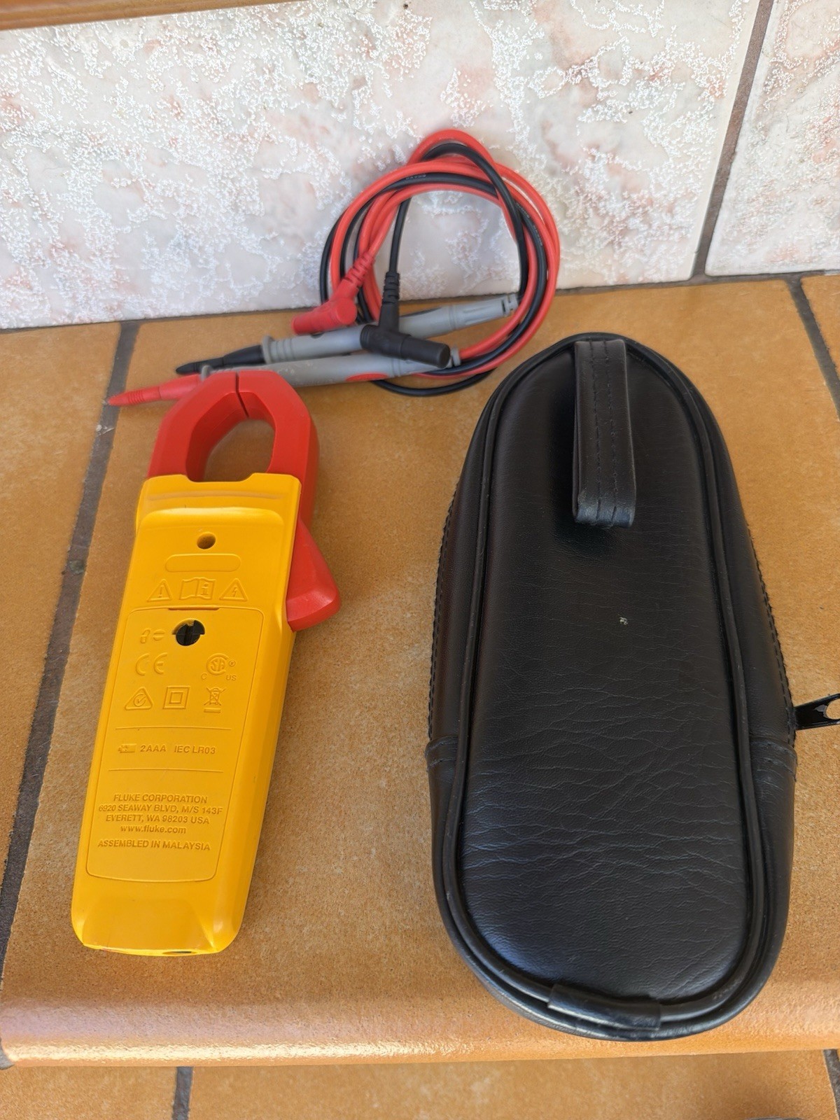 Fluke 323 True RMS Clamp Meter 400A AC 600V AC/DC with Leads and Case