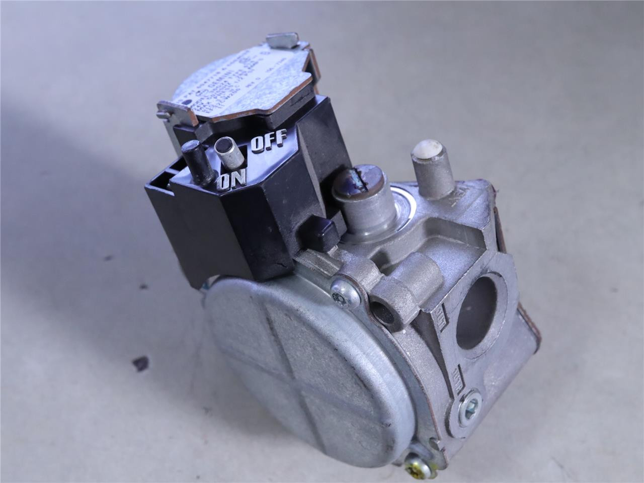 White Rodgers GEMINI 36G24 618 HVAC Furnace Gas Valve EF32CW206