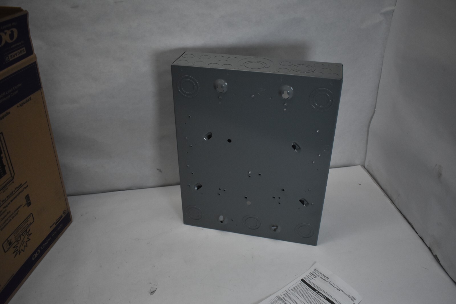 SQUARE D Main Lug Load Center 12 Spaces 125 A 120/240V AC QO Circuit Breaker