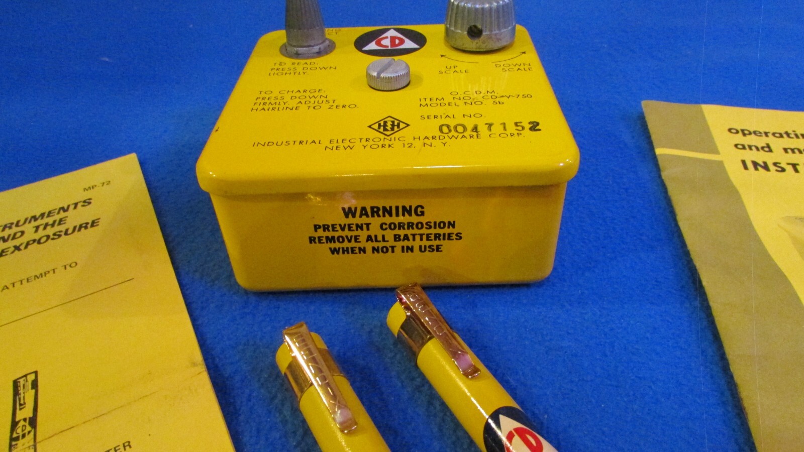 NOS! NEVER USED! CD V-750 Radiological Charger w Personal Dosimeters 742 Manuals