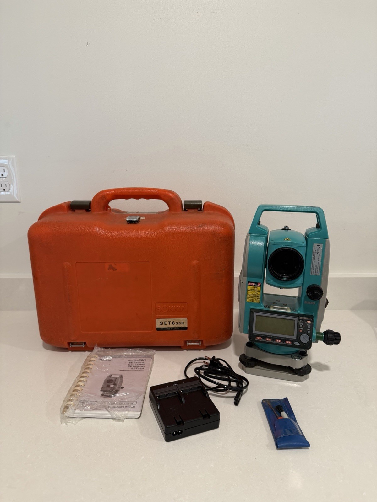 Sokkia SET630R Reflectorless Total Station W/ One Batteries, Case, Charger,