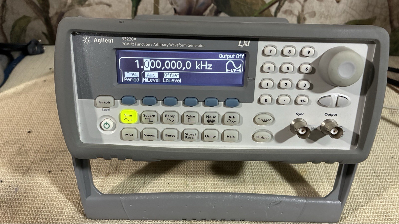 Agilent 33220A Function/Arbitrary Waveform Generator 20MHz – Used