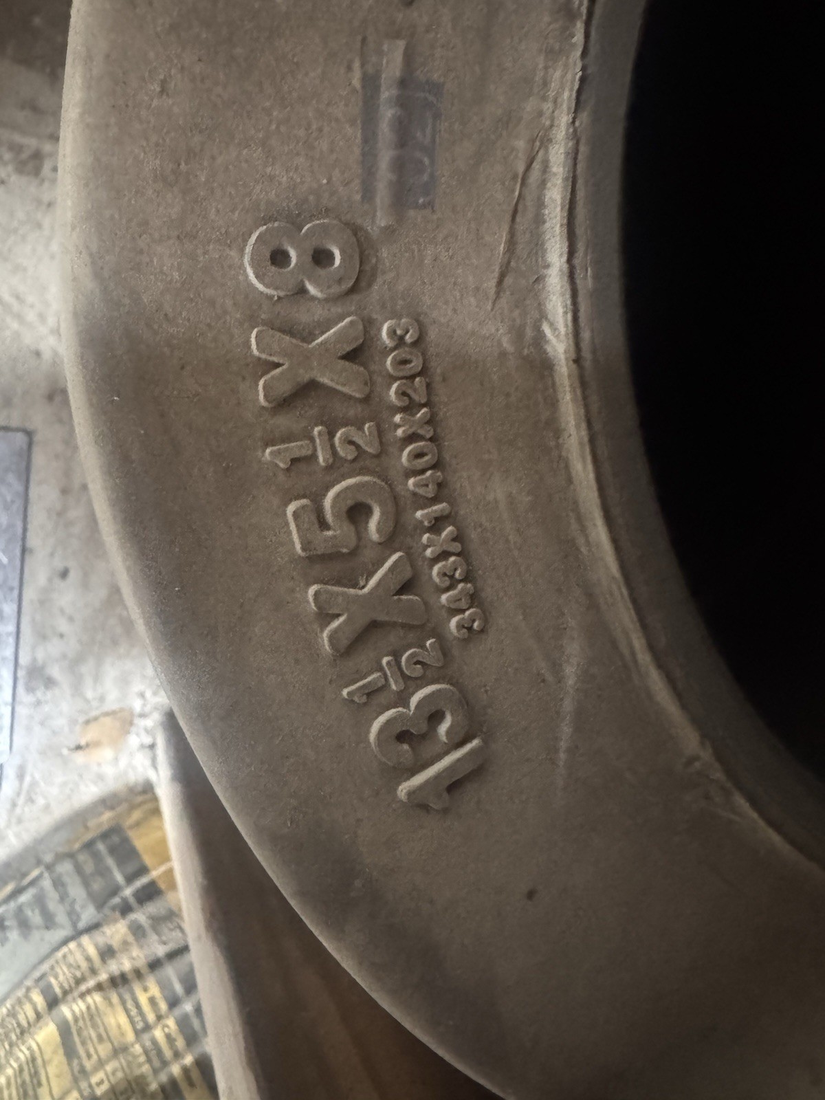 (SET OF 2) FORKLIFT TIRE 13.5X5.5X8 SMOOTH PRESS ON | NON MARKING