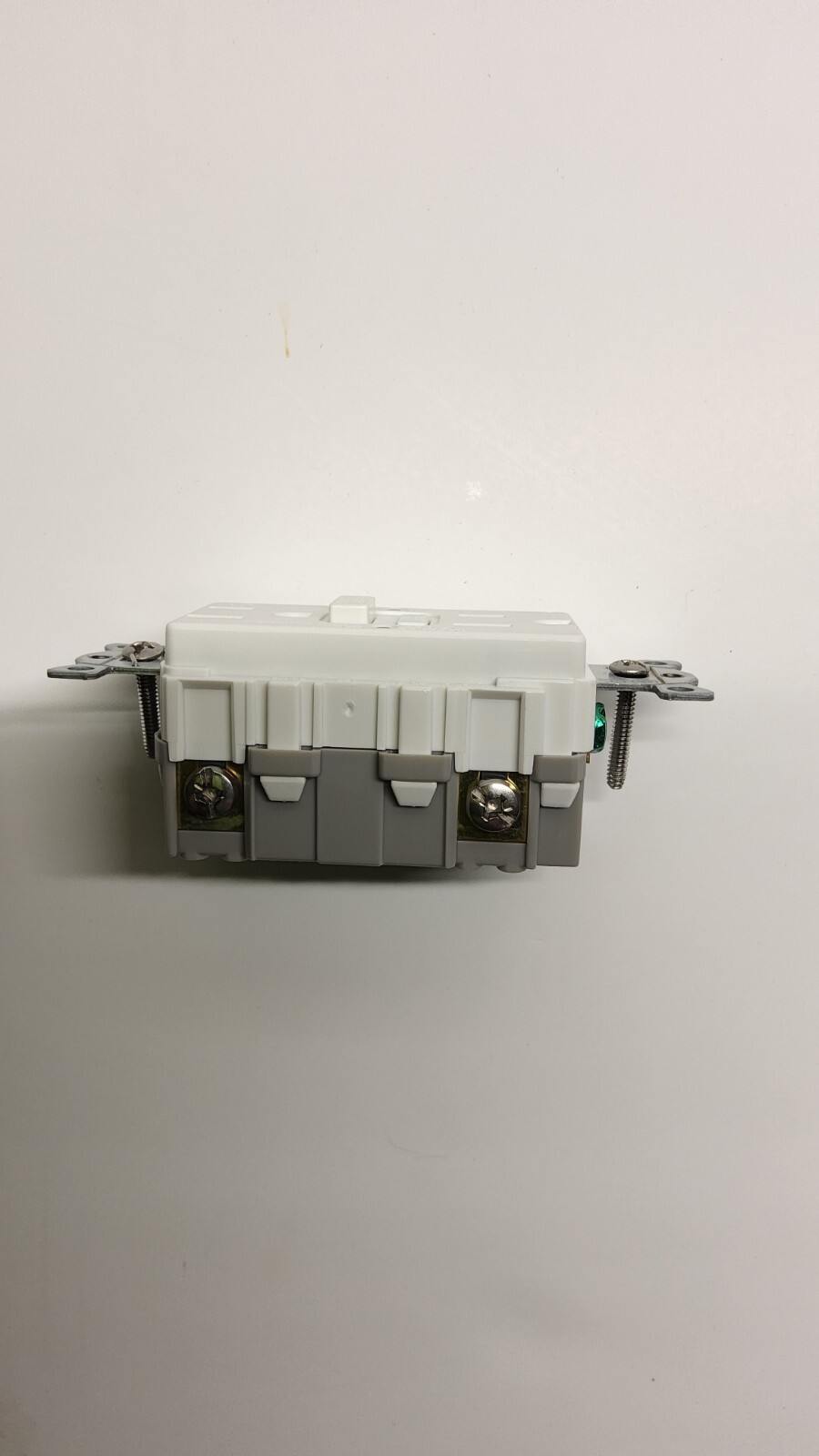 Hubbell GFCI Receptacles. Catalog no. GFTWRST15W Qty. of 5
