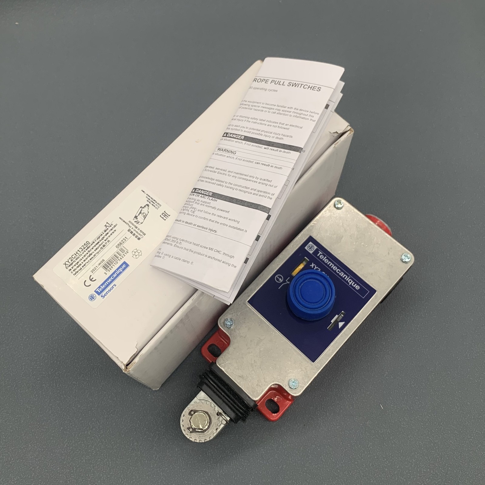 New in Box Schneider XY2CH13250 Emergency Stop Rope Pull Safety Limit Switch US