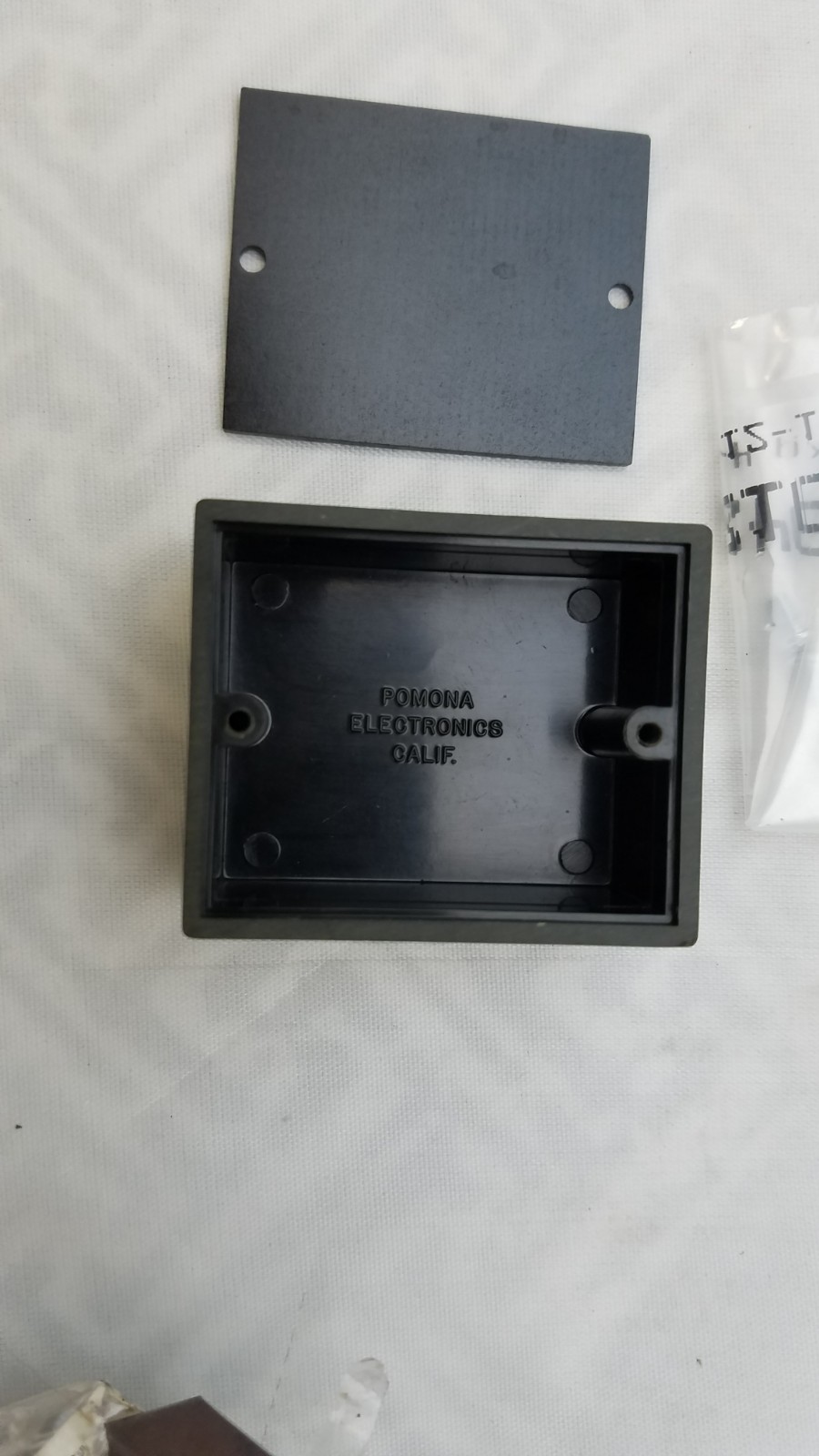 2 (lot) 2105 PENOLIC BOX PLASTIC ENCLOSURE, PROJECT BOX, 1.75″-1.44′-.69″ COVER