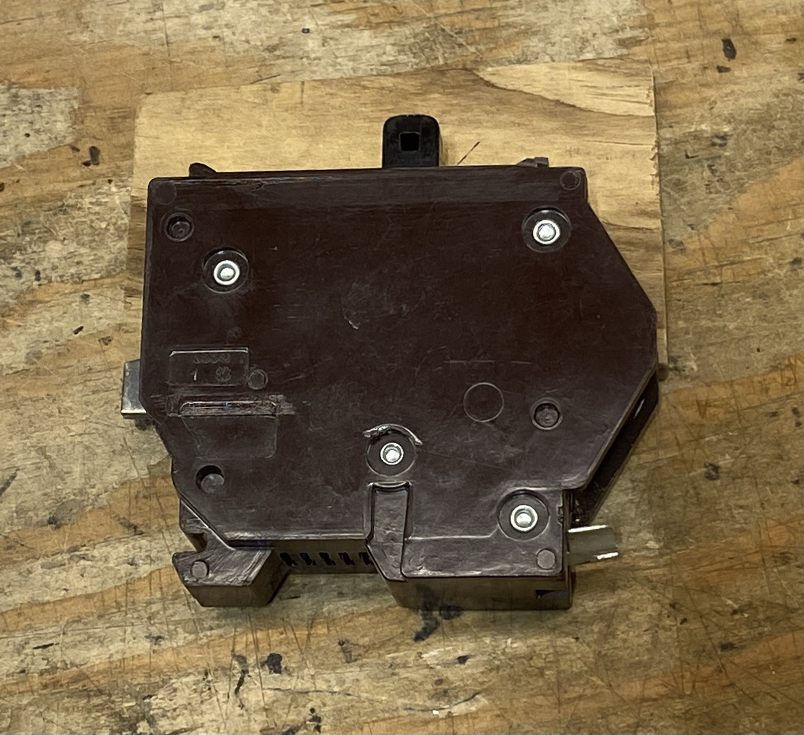 Wadsworth B1515 – 15 Amp 120V Tandem Circuit Breaker w/ Metal Foot