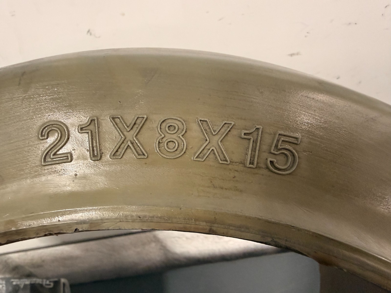 Solideal Smooth Press-On Solid 21 X 8 X 15 (21×8-15) (533/203-381) Forklift Tire