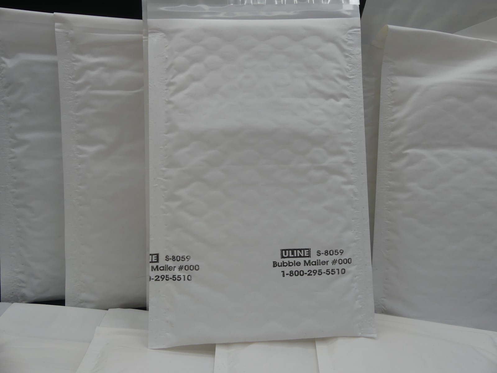S-8059 Uline #000 Poly Bubble Lined Mailers – 15 Count 4×8″ White Weatherproof