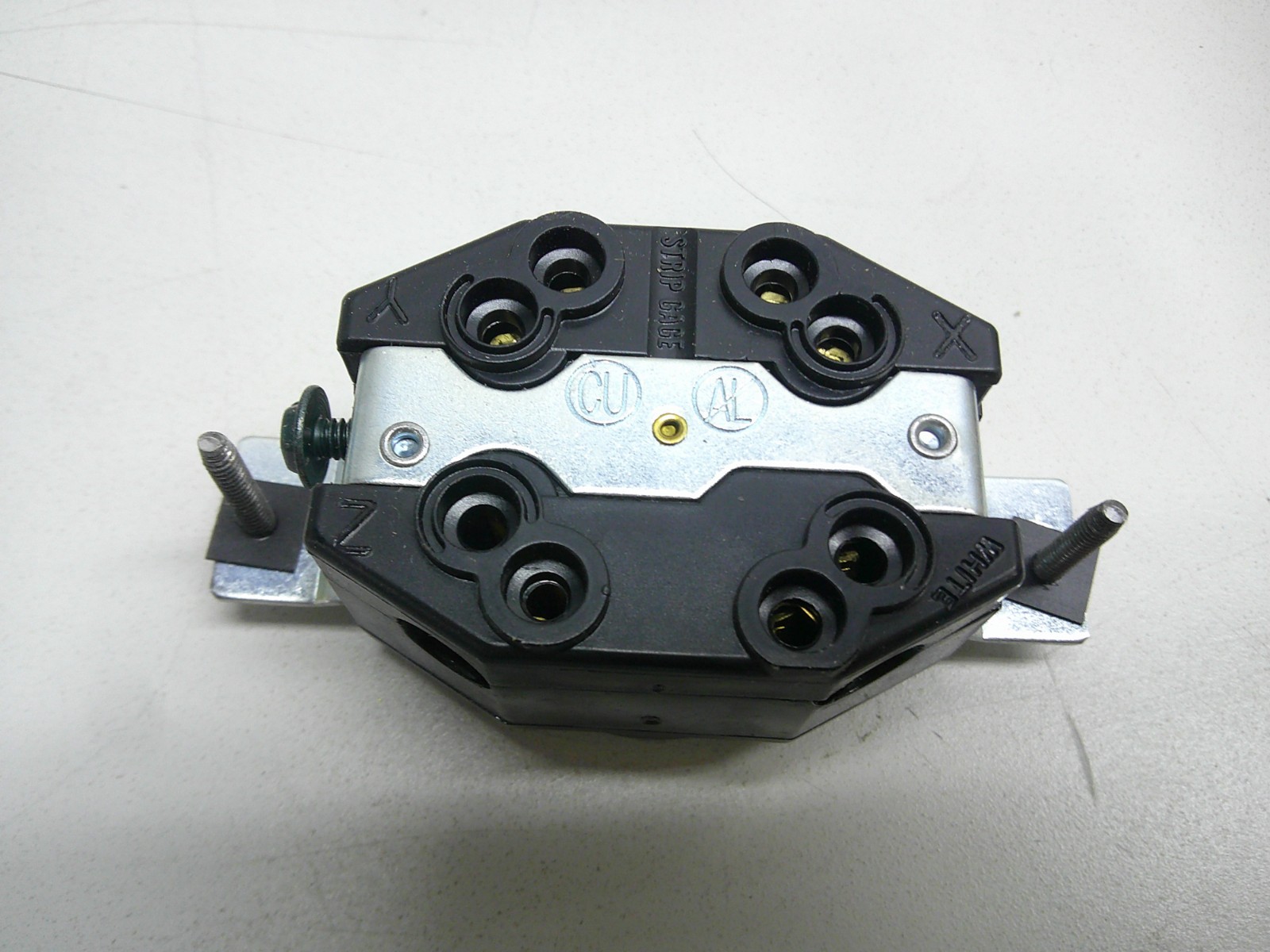 NEW Leviton 2810 Locking Flush Mount Receptacle 30A 120/208V L21-30R