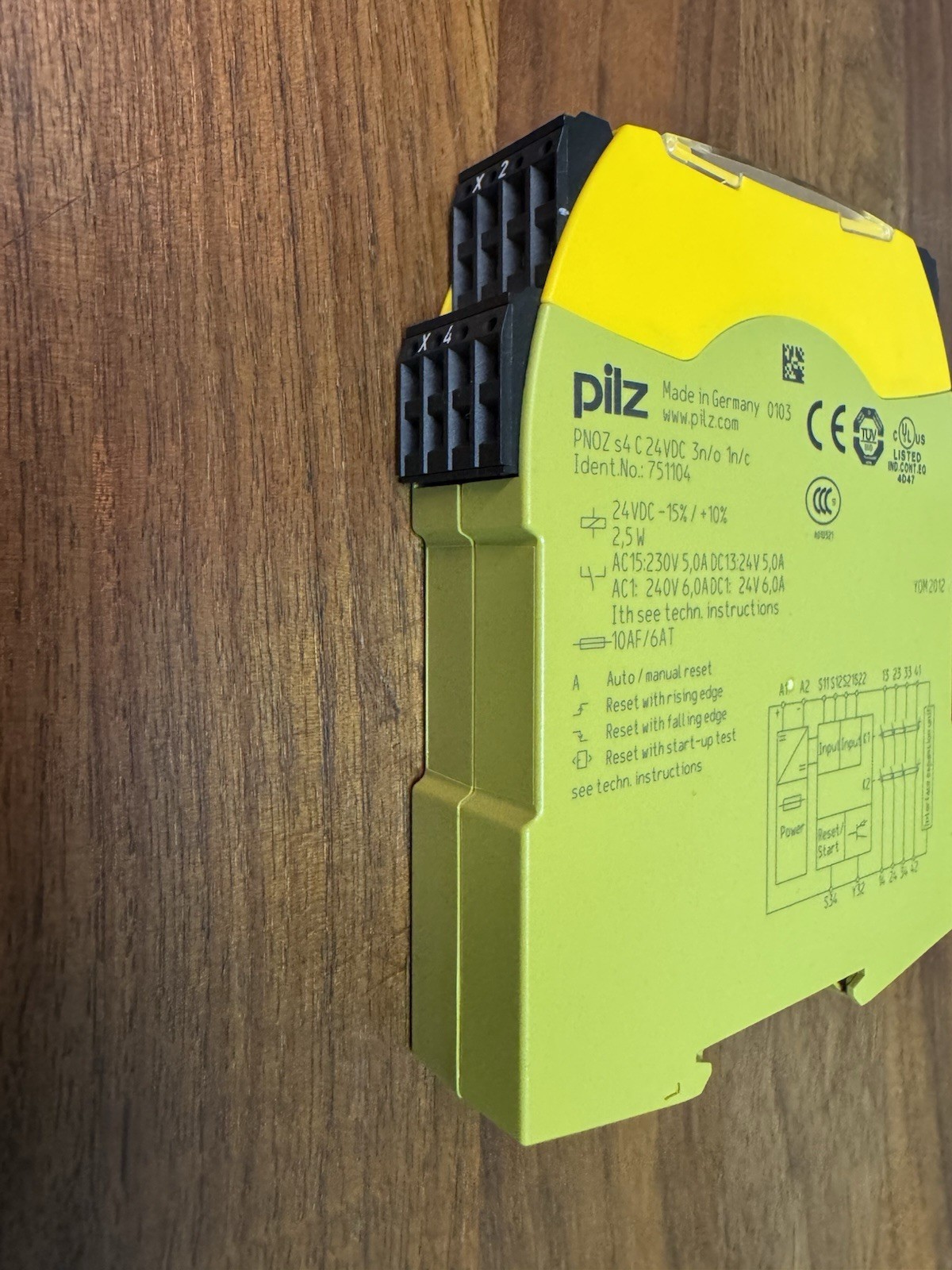 New OEM PILZ Safety Relay 751104 PNOZ S4 C 24VDC 3N/O 1N/C Germany NextDay Air