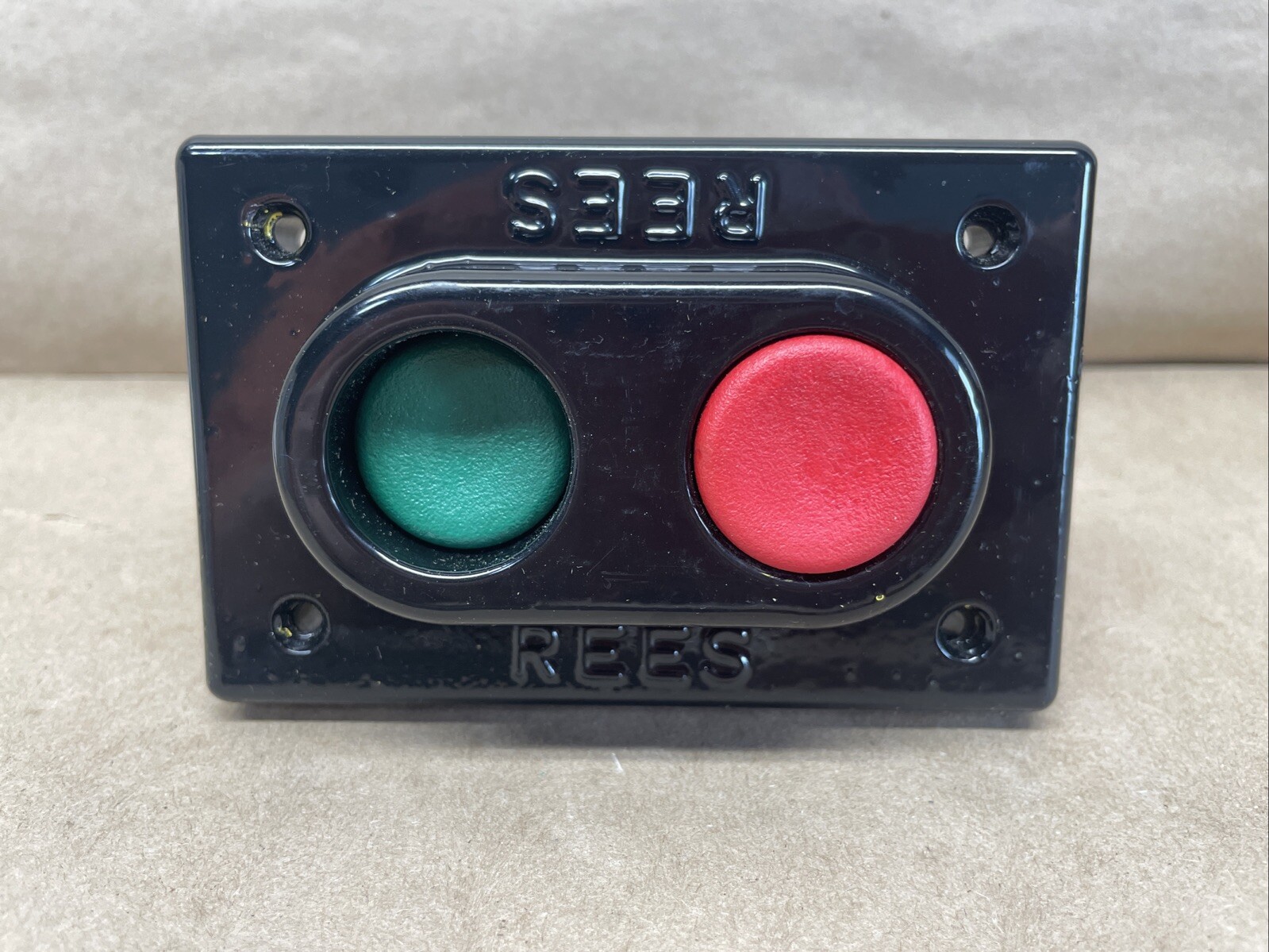 🚦 REES 02883-032 Green / Red Plunger Switch Maintained Contacts 02883032 Qty 1