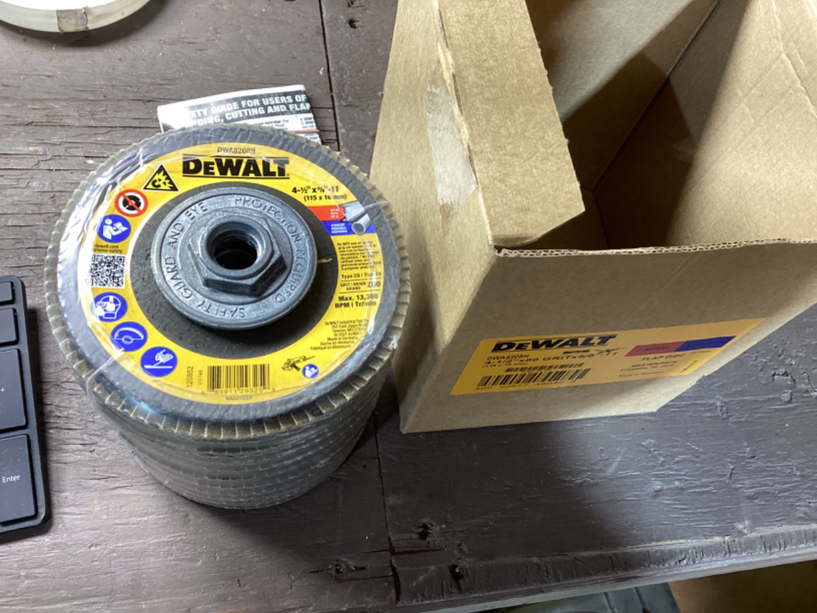 Dewalt DWA820H 4 1/2″ X 5/8-11″ 80 Grit T29 Flap Disc 10 Pack 13,300 RPM NEW