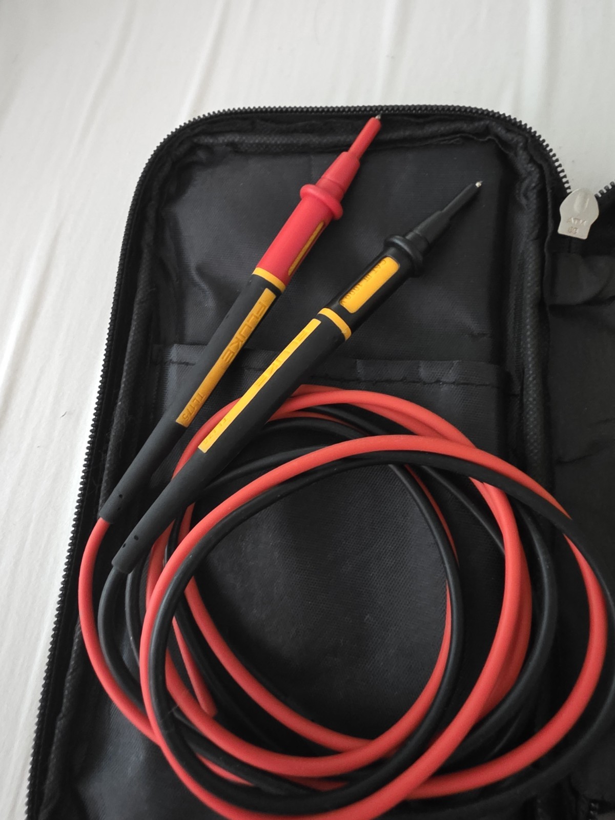 Fluke 1587 FC Insulation Multimeter w/ Carrying Case and Leads
