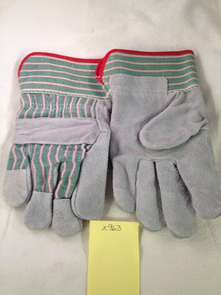 12 PAIRS. 1 DOZEN SHOULDER COW SPLIT LEATHER PALM GLOVES. SMALL. KNUCKLE STRAP