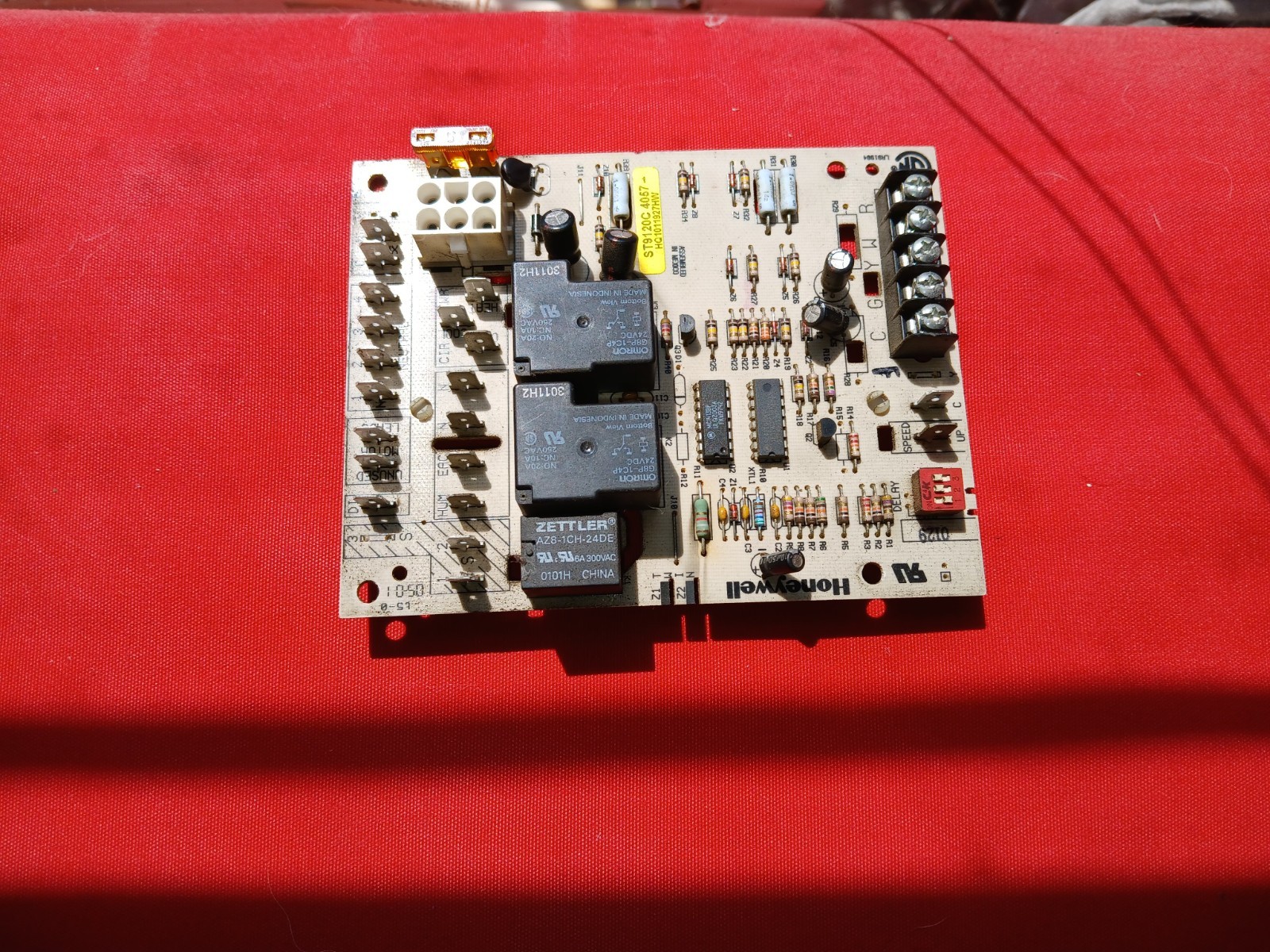 Carrier HVAC HONEYWELL Fan control board Part ST9120C 4057 HQ1011927HW