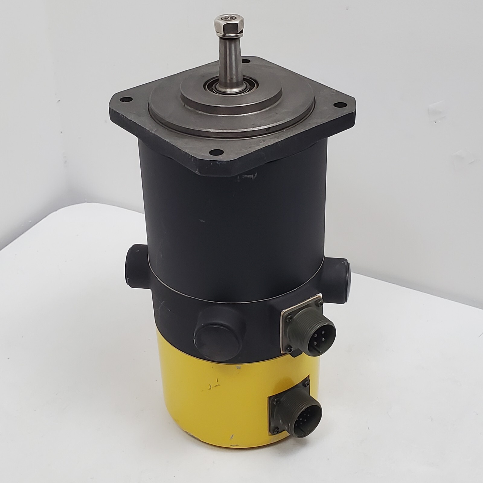 NEW Fanuc DC Servo Motor Model OM A06B-0641-B003 96V 2000 RPM 2.9Nm 7.2A