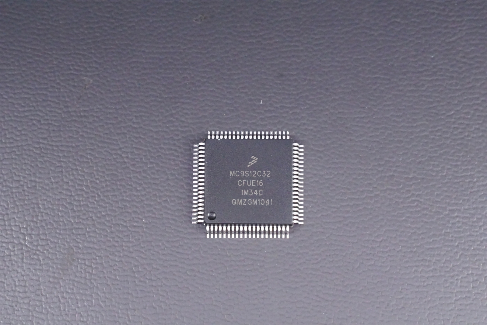 MC9S12C32CFUE16 Freescale 16-Bit Microcontroller 25MHz 32KB Flash 2KB RAM QFP 80