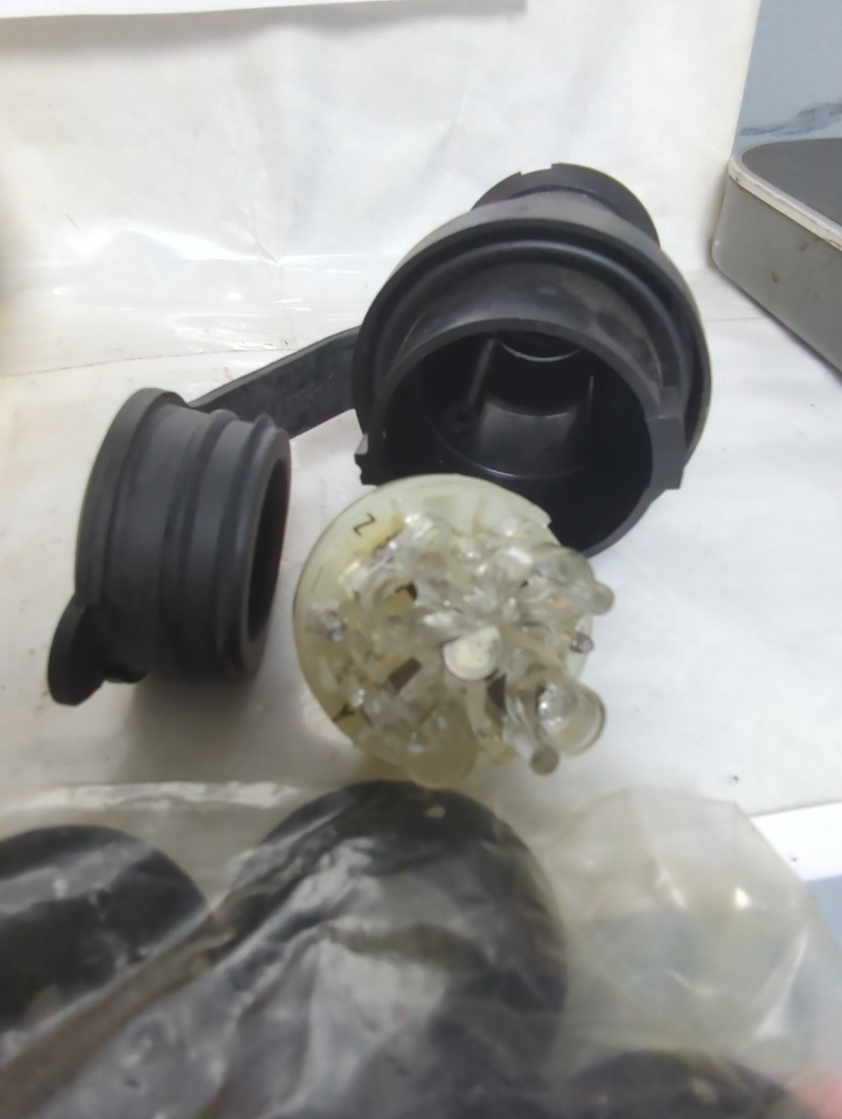 HUBBELL,HBL2731SW,SAFETY-SHROUD TWIST-LOCK WATERTIGHT PLUG 30A 480V NOS