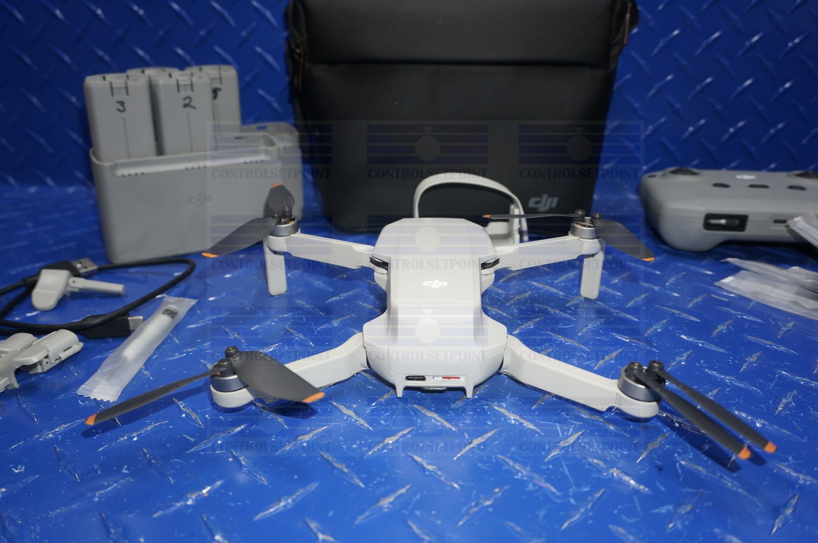 DJI MINI 2 FLY COMBO 2 W/ 5 BATTERIES! EXCELLENT MINT CONDITION! NO TARIFFS USA!