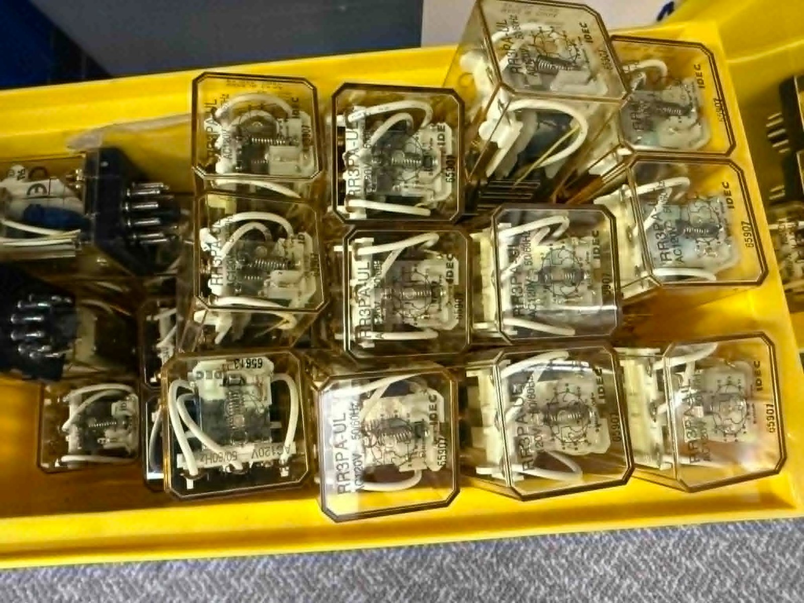 IDEC RR3PA-ULC Plug-In RELAY 3PDT 10A 120VAC