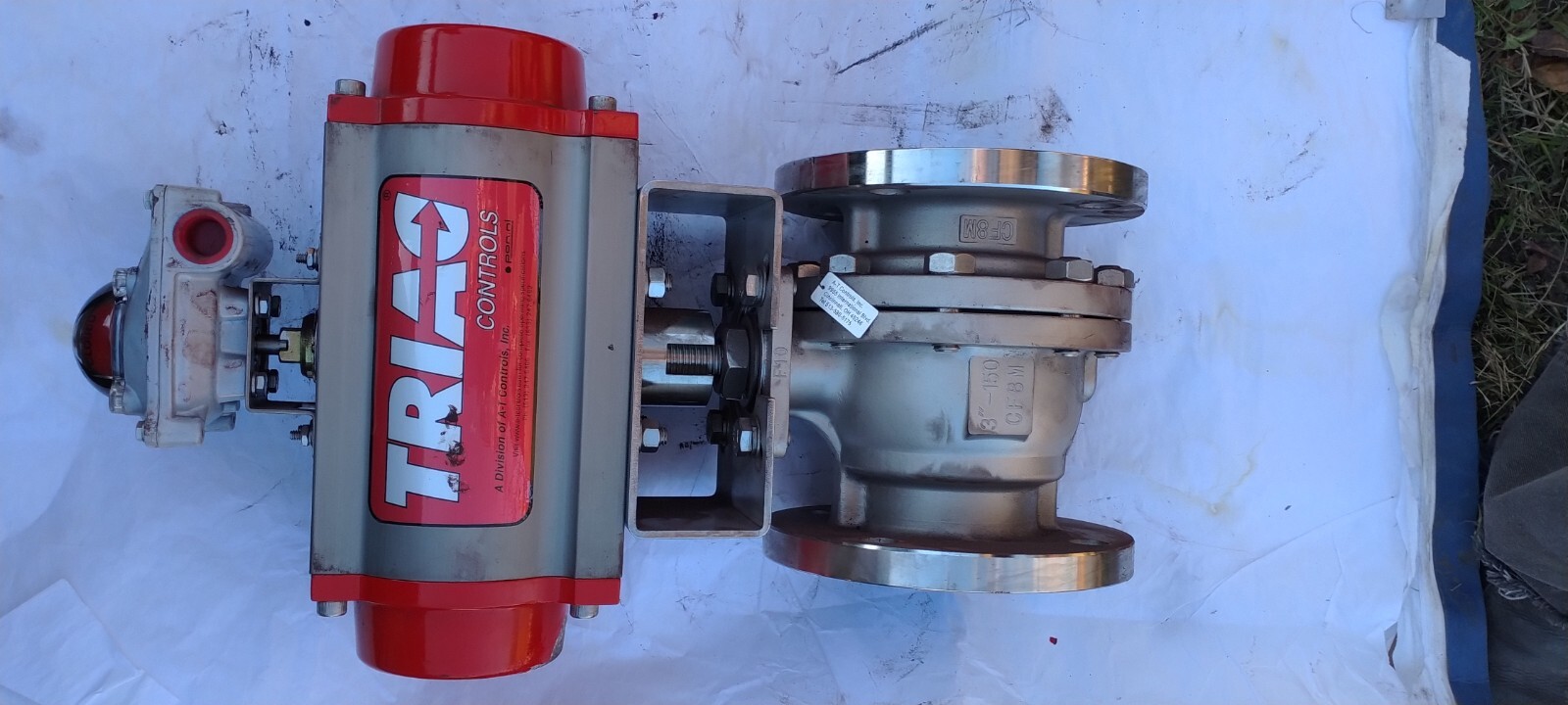 TRIAC CONTROLS 200A PNEUMATIC ACTUATOR WITH 3»-150 CF8M STAINLESS STEEL VALVE